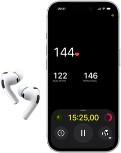 AirPods Pro 3, la metà inferiore del display di iPhone 17 Pro, l’app Fitness che mostra la frequenza cardiaca