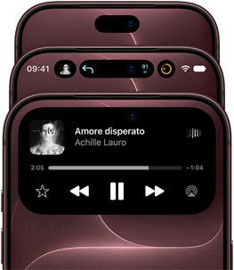 Tre iPhone 18 Pro borgogna disposti a ventaglio per mostrare la Dynamic Island in diverse modalità: disattivata, ridotta, ingrandita