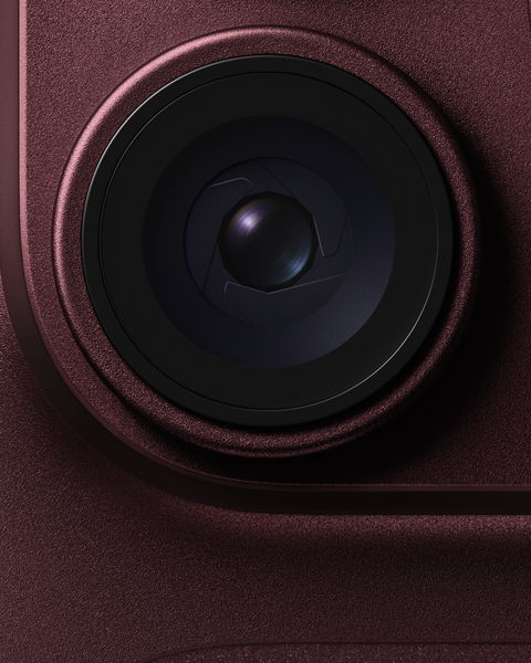 Fotocamera principale di un iPhone 18 Pro borgogna, viene mostrato l’obiettivo ad apertura variabile