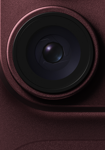 Fotocamera principale di un iPhone 18 Pro borgogna, viene mostrato l’obiettivo ad apertura variabile