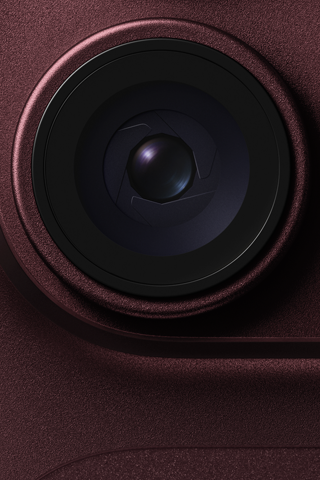Fotocamera principale di un iPhone 18 Pro borgogna, viene mostrato l’obiettivo ad apertura variabile