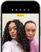 iPhone 18 Pro nero mostrato di fronte, sul display due persone in posa davanti alla fotocamera frontale Center Stage