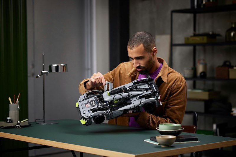 Lego Technic PEUGEOT 9X8 24H Le Mans Hybrid Hypercar 42156