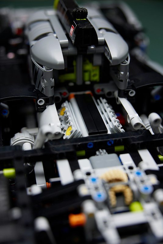 Lego Technic PEUGEOT 9X8 24H Le Mans Hybrid Hypercar 42156