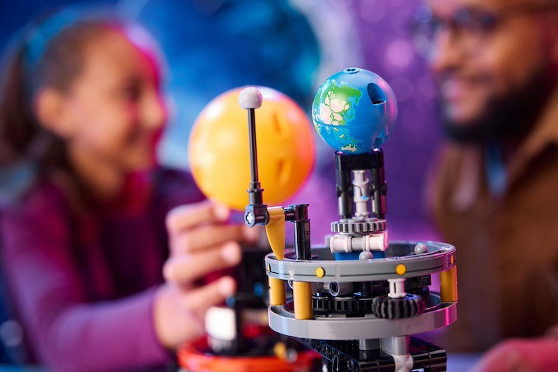 Lego Technic Pianeta Terra e Luna in orbita 42179