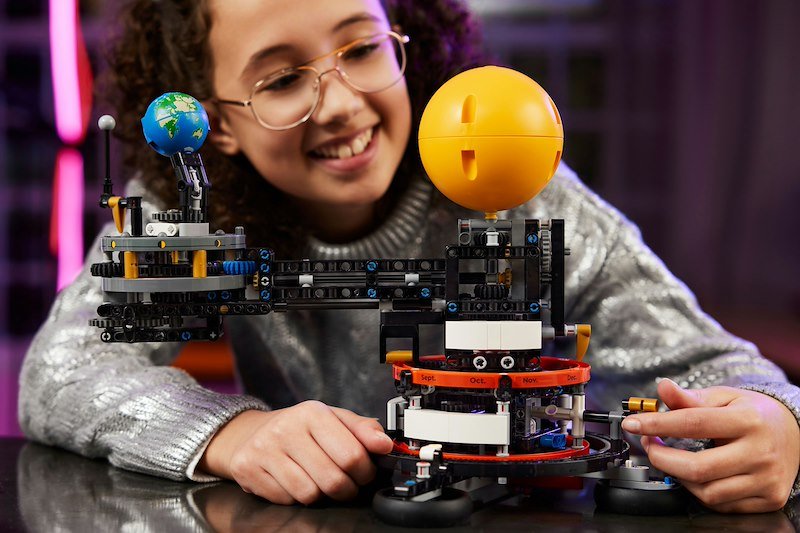 Lego Technic Pianeta Terra e Luna in orbita 42179