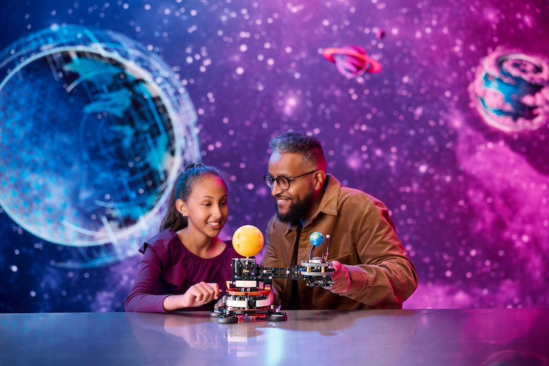 Lego Technic Pianeta Terra e Luna in orbita 42179