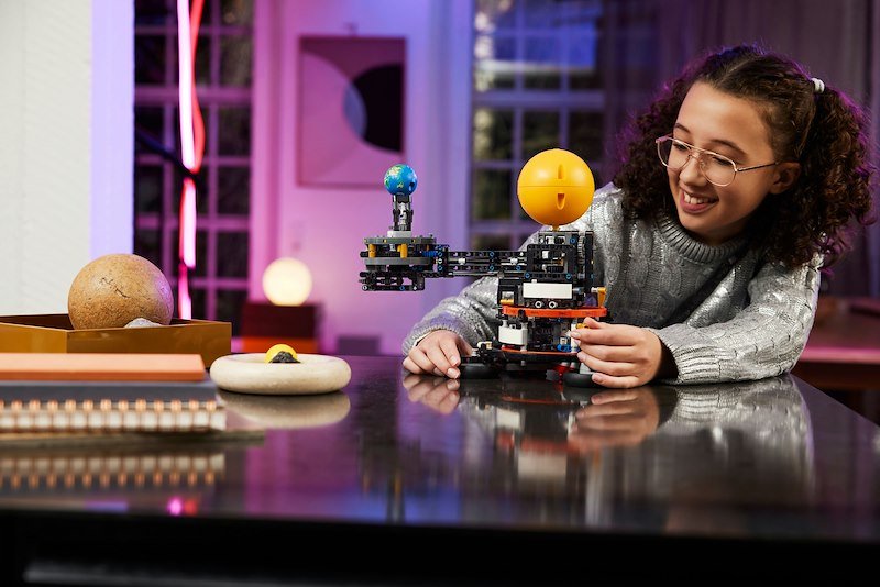 Lego Technic Pianeta Terra e Luna in orbita 42179