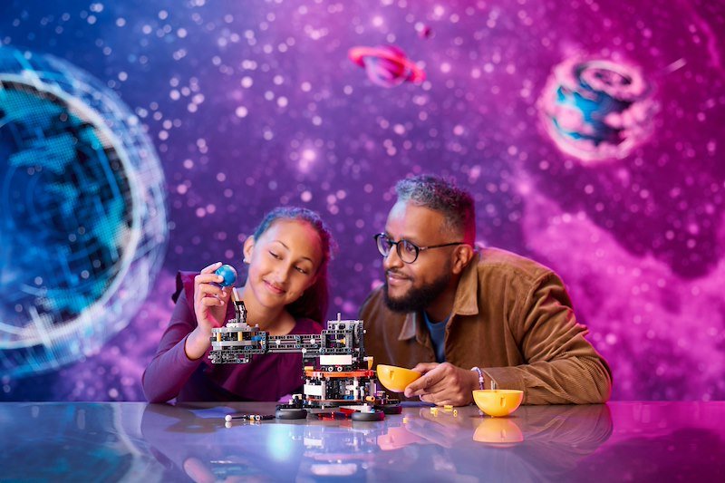 Lego Technic Pianeta Terra e Luna in orbita 42179