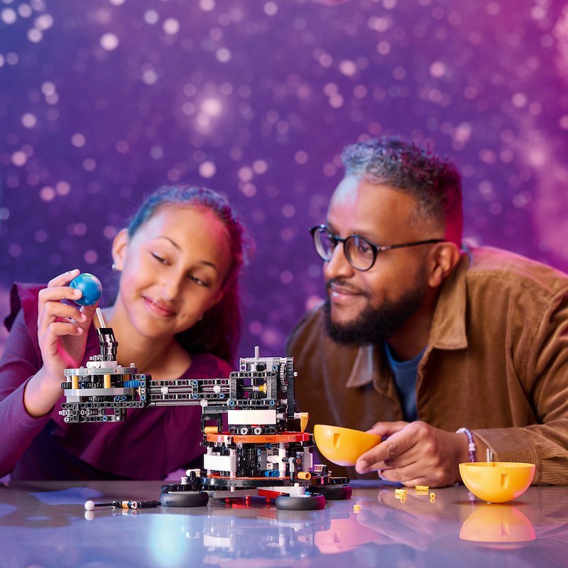 Lego Technic Pianeta Terra e Luna in orbita 42179