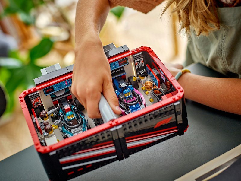 Lego City Garage con monoposto Mercedes-AMG e Alpine F1 60444