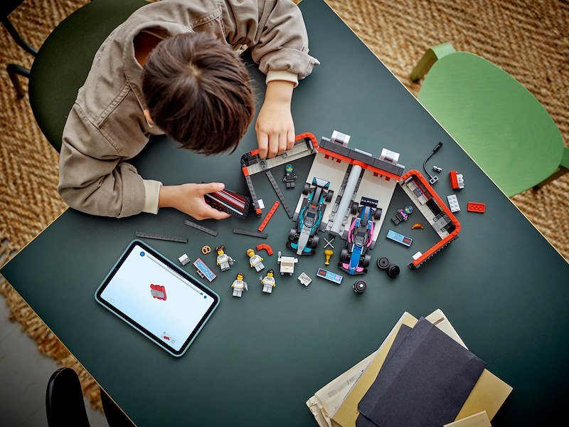 Lego City Garage con monoposto Mercedes-AMG e Alpine F1 60444