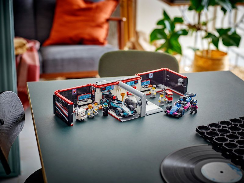Lego City Garage con monoposto Mercedes-AMG e Alpine F1 60444