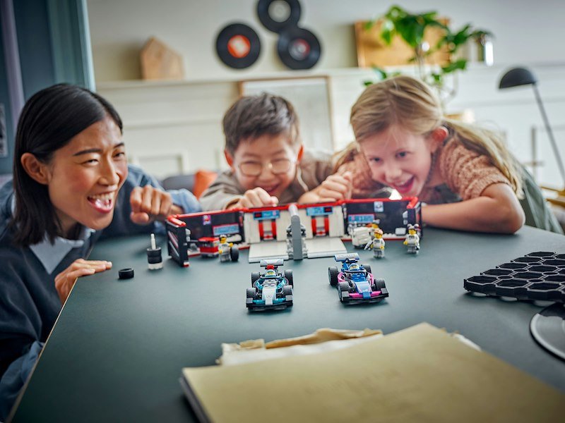 Lego City Garage con monoposto Mercedes-AMG e Alpine F1 60444