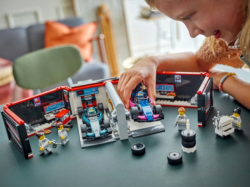 Lego City Garage con monoposto Mercedes-AMG e Alpine F1 60444
