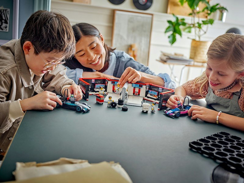Lego City Garage con monoposto Mercedes-AMG e Alpine F1 60444