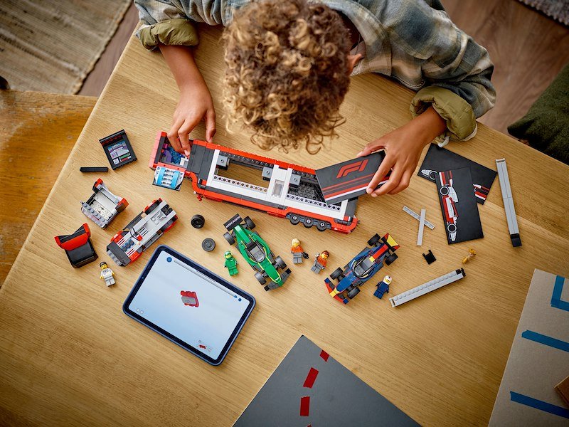 Lego City Autotrasportatore F1 con monoposto RB20 e AMR24 F1 60445