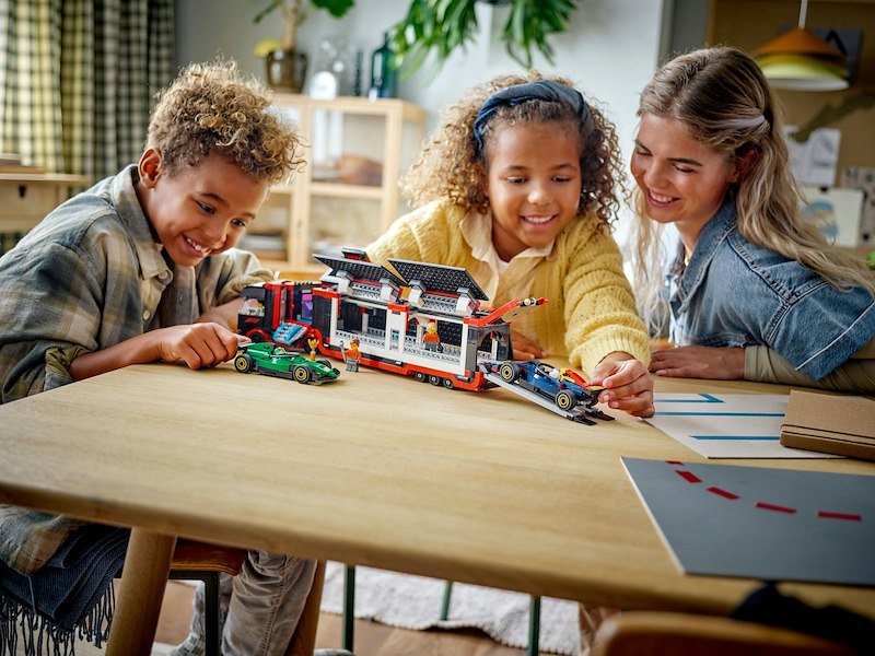 Lego City Autotrasportatore F1 con monoposto RB20 e AMR24 F1 60445