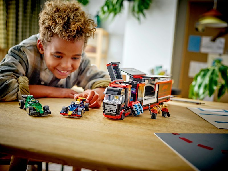 Lego City Autotrasportatore F1 con monoposto RB20 e AMR24 F1 60445