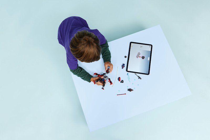 Lego Mech di Miles Morales vs. Spider-Man 2099 76337