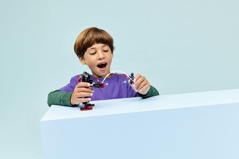 Lego Mech di Miles Morales vs. Spider-Man 2099 76337