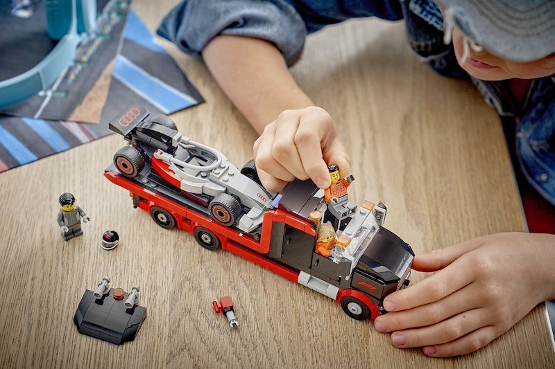 Lego® City Display Truck F1® con auto da corsa Audi F1® 60493